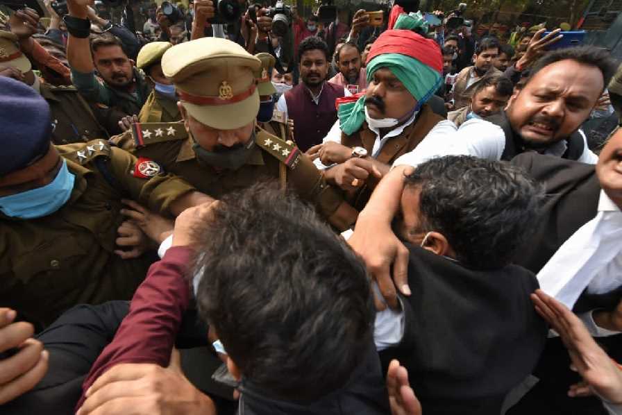 सपा की किसान यात्रा को नहीं मिली अनुमति, छावनी में बदला अखिलेश आवास